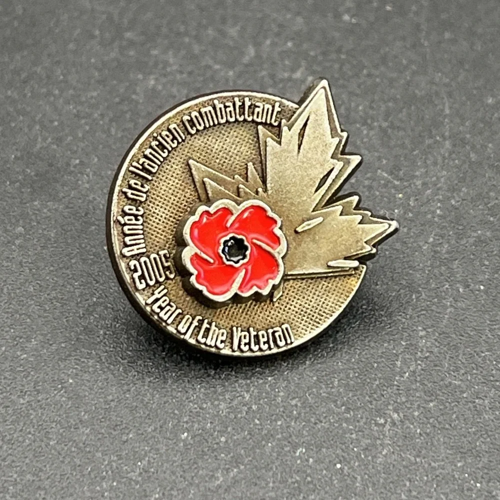 2005 Year Of The Veteran Canada Maple‎ Leaf Lapel Hat Pin